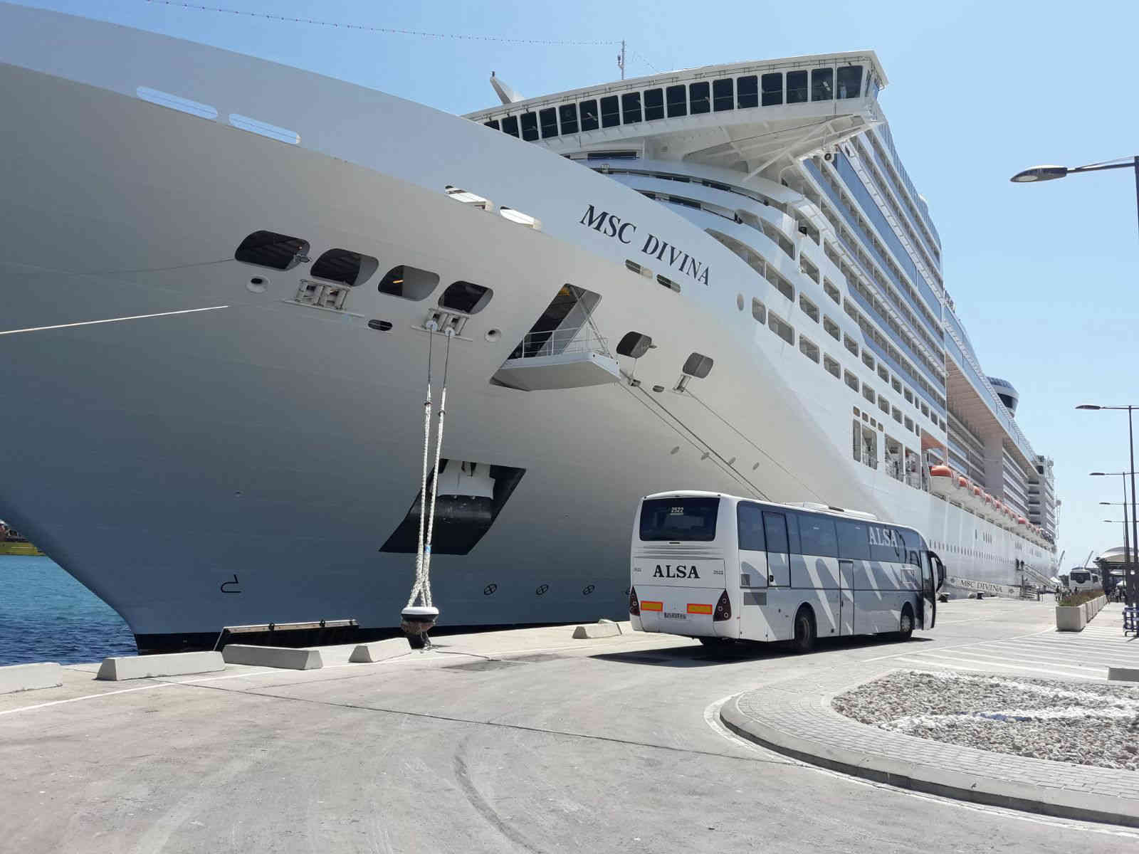 Ferry BCTours junto a un autobús ALSA.