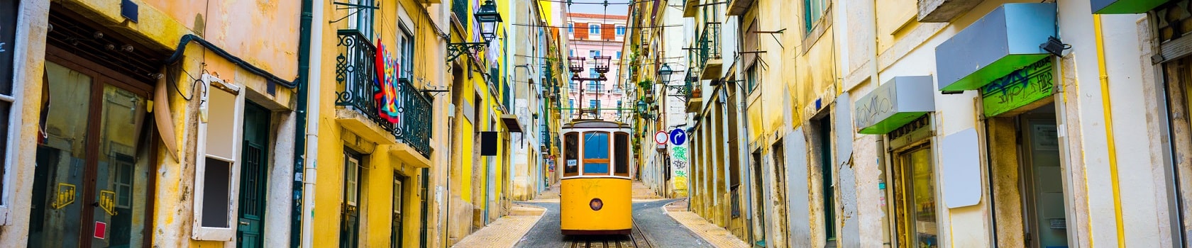 Panorámica de Lisboa con el tranvía amarillo