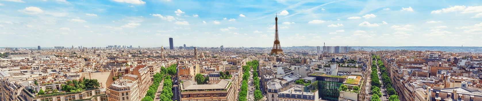 Torre Eiffel en París con el cielo azul